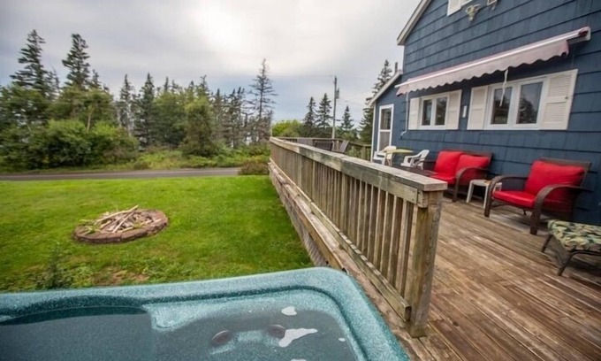 Harbourville Cottage | Cozy cottage with a hot tub on the bay of fundy