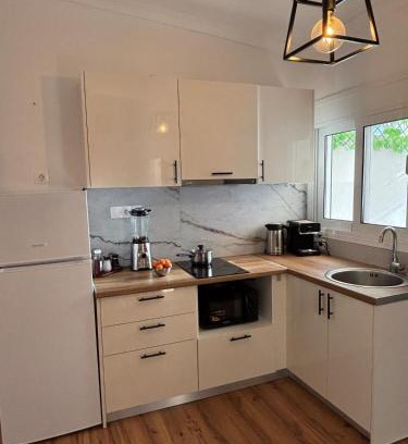 Loutraki House | Cozy cottage with garden& BBQ near the sea