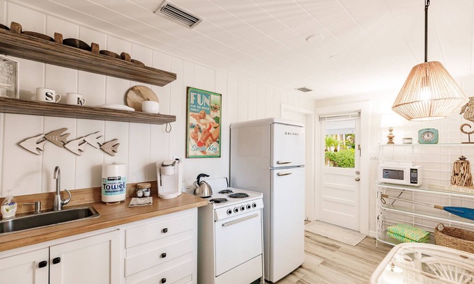 Siesta Key Cottage | Cozy Cottage with Hot Tub