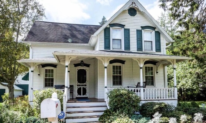 Benton House | Cozy cottage with Mountain Views - near Ricketts Glen