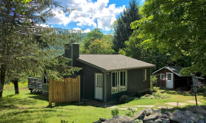Fleischmanns Cottage | Cozy Cottage with Stunning Mountain Views