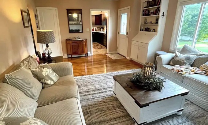 Mattapoisett Center House | Cozy cottage with walking trails, close to beaches and local history!