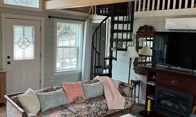 Hamilton Cottage | Cozy Country Cottage; Family RetreatnJust minutes from Circle T