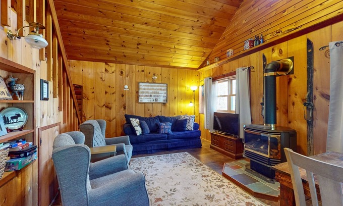 Granby Cottage | Cozy country cottage with loft, charming fireplace & scenic views