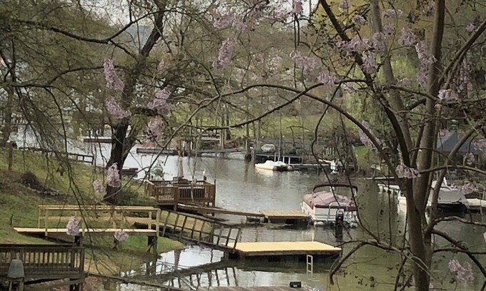 Newberry Shores House | Cozy cove lake cottage