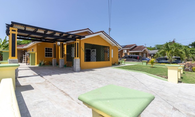 Summerfield House | Cozy Cove Villa in Drax Hall