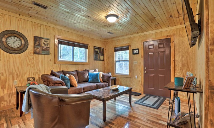 Beattyville Cabin | Cozy Creekside Cabin ~ 24 Mi to Red River!