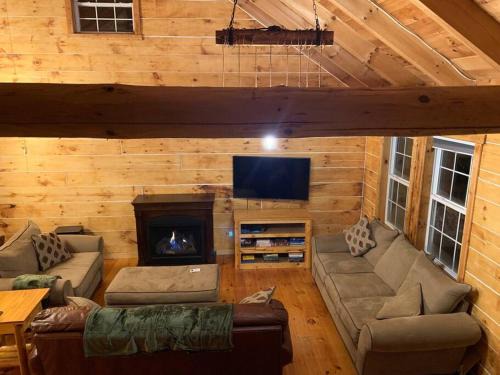 Laurelville House | Cozy Creekside Cabin in the heart of Hocking Hills