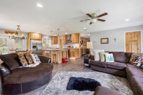 Rimrock House | Cozy Creekside Cabin