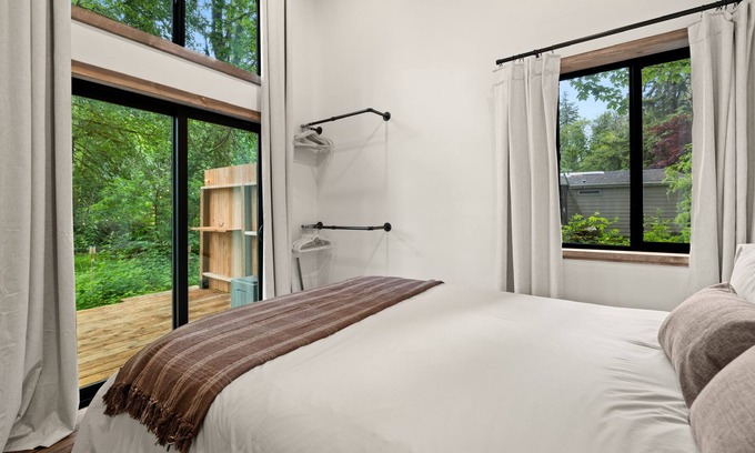 Seaside Cabin | Cozy creekside cabin with AC