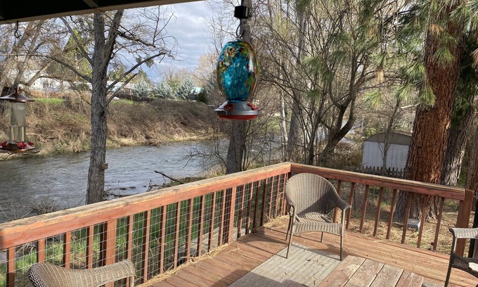 Eagle Point House | Cozy creekside home with deck, 15 min to airport, shopping, 1 hr to Crater Lk. n