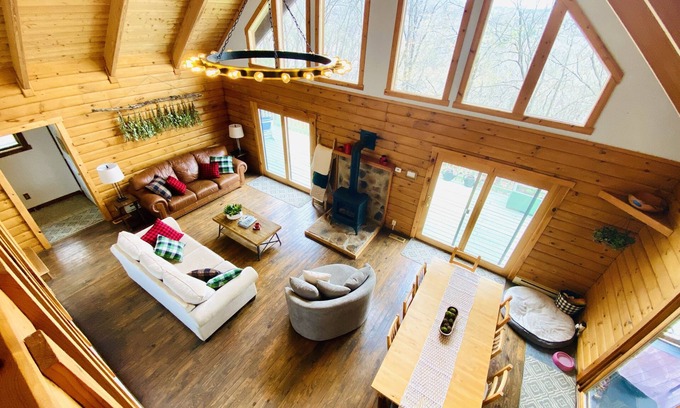 Berkeley Springs Cabin | Cozy Creekview Cabin - Berkeley Springs, WV
