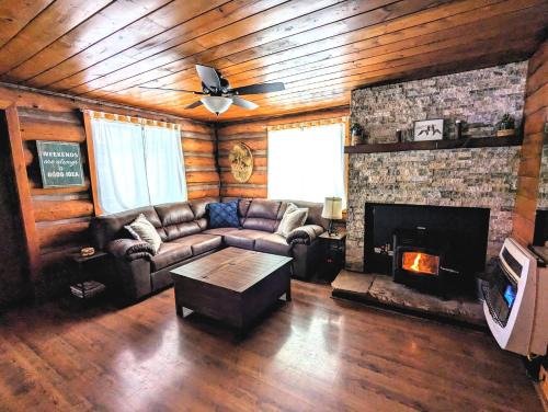 Pinetop House | Cozy Cub Log Cabin - Year Round Tranquil Beauty