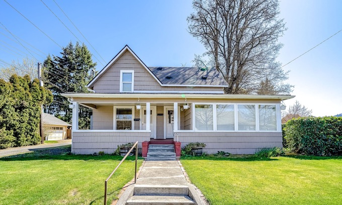 Springfield House | Cozy dog-friendly duplex getaway with fast WiFi & full kitchen