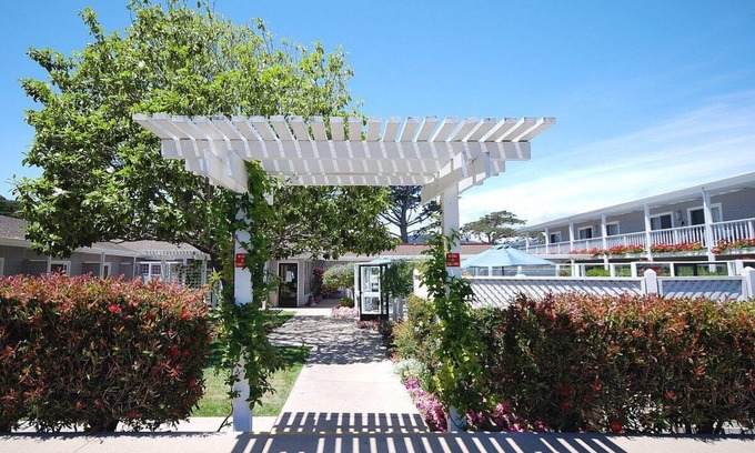 Downtown Monterey Cabin | Cozy Double Queen Room at Ocean-Side Property!