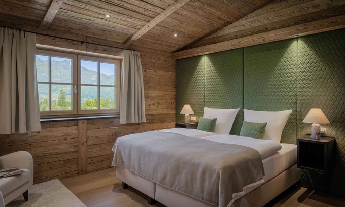 Strobl Apartment | Cozy double room with historical charm and panoramic view - the spatzenNEST