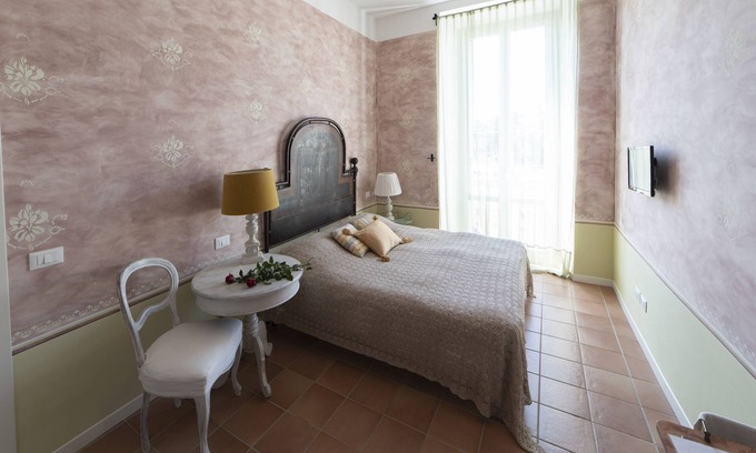 Venezia Nuova House | Cozy double room with en-suite bathroom and small terrace overlooking the canals