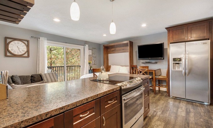 Orchard District Condo | Cozy Downtown 2nd Story Condo That Overlooks Pioneer Park