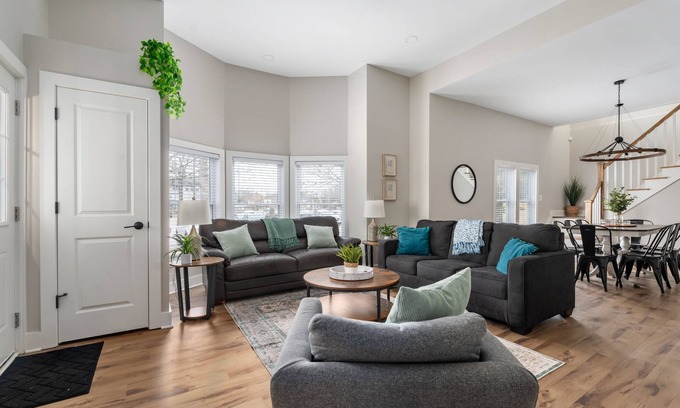 Holy Cross House | COZY DOWNTOWN HOME ONLY1 MILE FROM CENTER OF CITY - COMPLETELY RENOVATED!