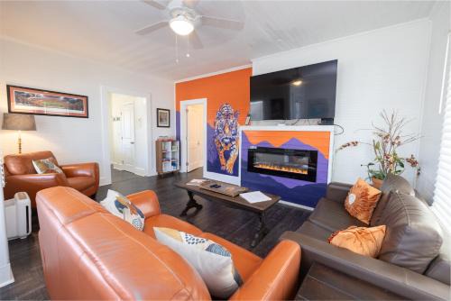 Seneca House | Cozy Downtown Seneca Bungalow