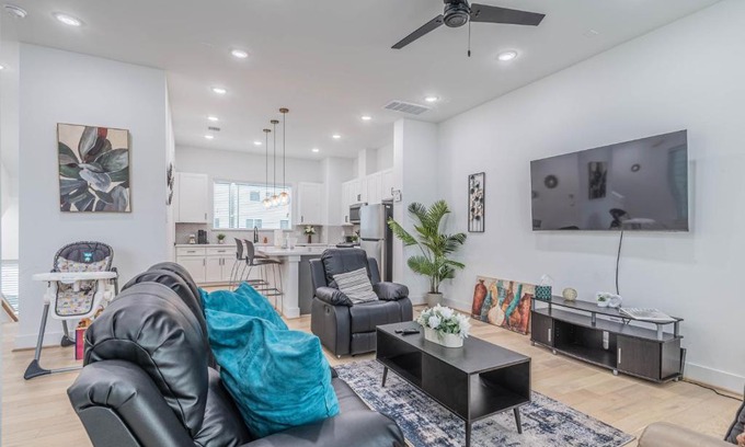 South Central Houston House | Cozy Duplex Mins to DT/MCTR, free wi-fi/Parking