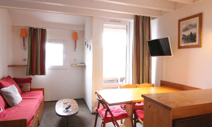 Eclose-Ouest Apartment | Cozy Duplex with Mezzanine for 6 in Alpe d'Huez - Balcony, Parking, Close to Ski Lifts & Shops