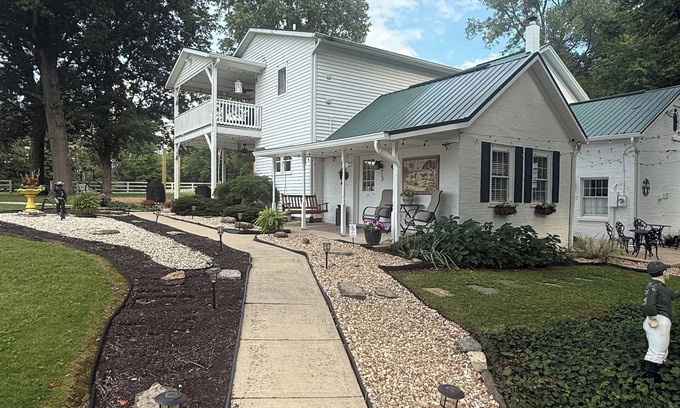 Batavia Apartment | Cozy efficiency ONE large room ONE QUEEN bed apartment with kitchenette no oven.