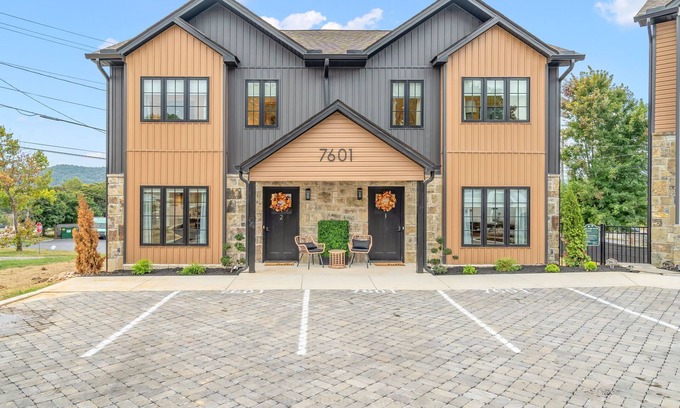 Powell House | Cozy, Elegant 3 Bedroom Townhouse with Romantic Vibe