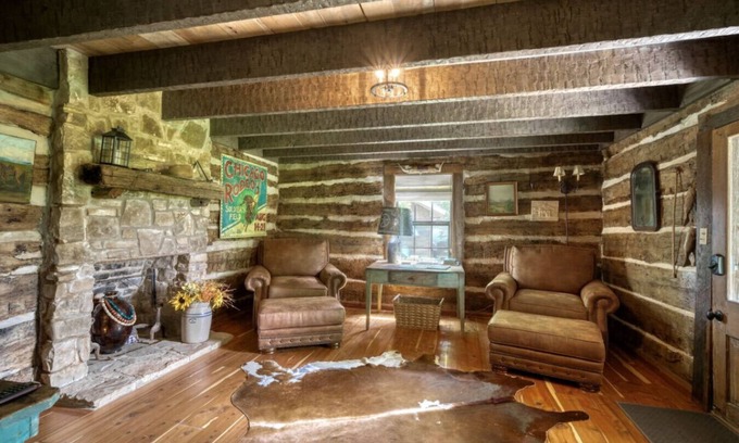 Round Top Cabin | Cozy & enchanting historical cabin in Round Top!