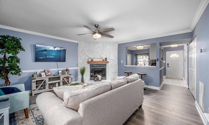 Taylor's Pond House | Cozy End Unit Townhouse 1 Mile from Downtown Cary