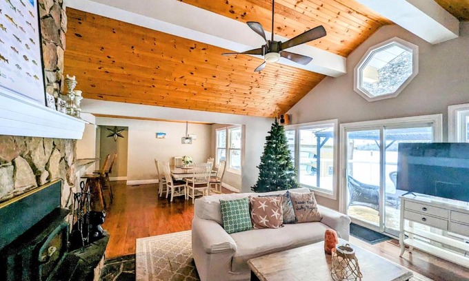 Trent Lakes House | Cozy Escape, Kawarthas Cottage With Sauna