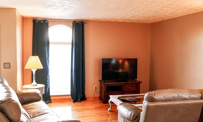 Williamstown House | Cozy escape minutes from The Ark!