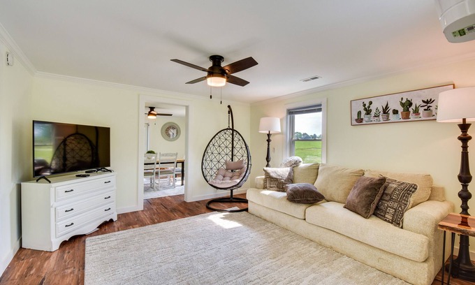 Fair Play House | Cozy Fair Play Home w/Deck 4 Mi to Lake Hartwell!