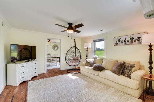 Fair Play House | Cozy Fair Play Home with Deck 4 Mi to Lake Hartwell!