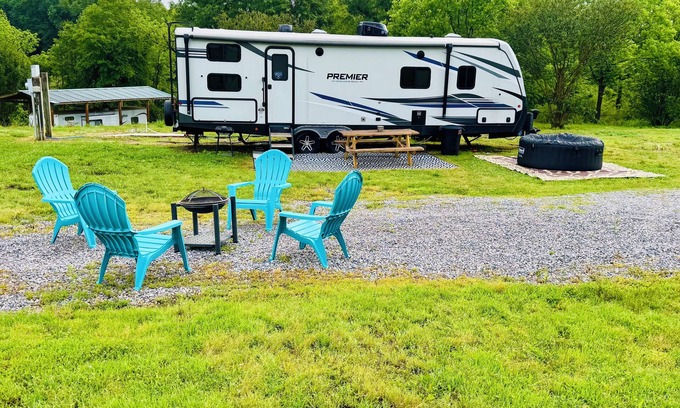 Henrietta RV Rental | Cozy family friendly camper in tranquil Forest City with AC, WiFi