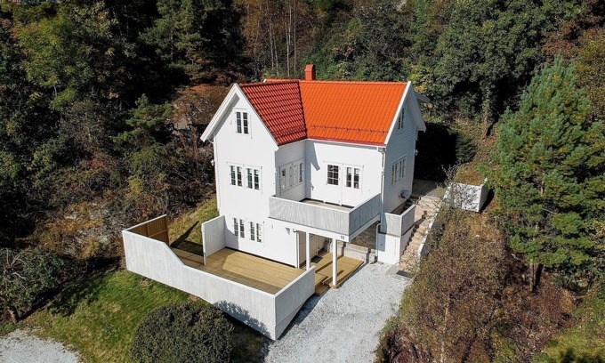 Sagvag House | Cozy, family-friendly house - 15 minutes' drive from Leirvik – hot tub