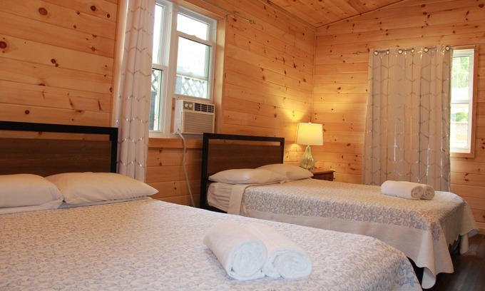 Lambton Shores Cabin | Cozy family Pine, 4 min Walk to Beach, Cabin sleep 5 with Kitchenette