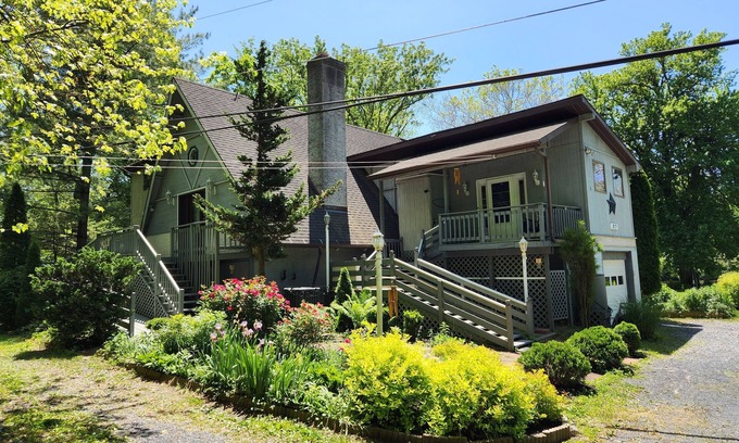 Mechanicsburg House | Cozy Family Sized Home, Nestled on the Creek