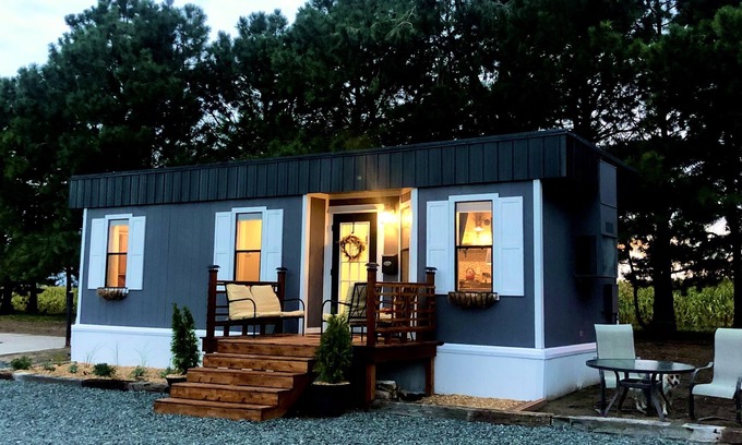 Scottsbluff Cottage | Cozy farm-stay guest cottage in Lake Minatare area & minutes from Scottsbluff.