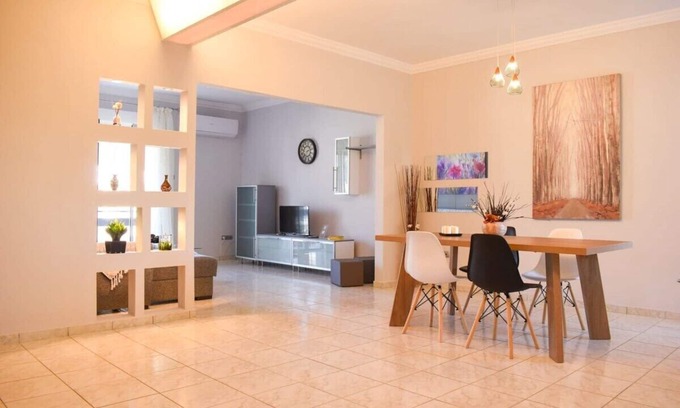 Kalamata House | Cozy flat on the main square, 10min to the sea