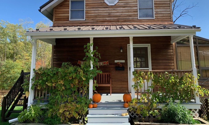 Grange Landing Cottage | Cozy FLX Getaway with Pool, Close to Wineries and Lake