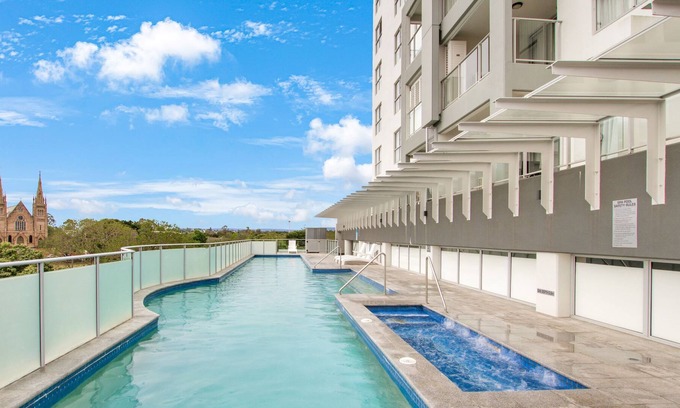Woodend Apartment | Cozy, fully equipped 1BR apartment. Access to resort incl pool, gym, sauna.