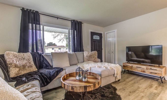 Laramie Cottage | Cozy Fully Furnished 3bed blocks from Hospital