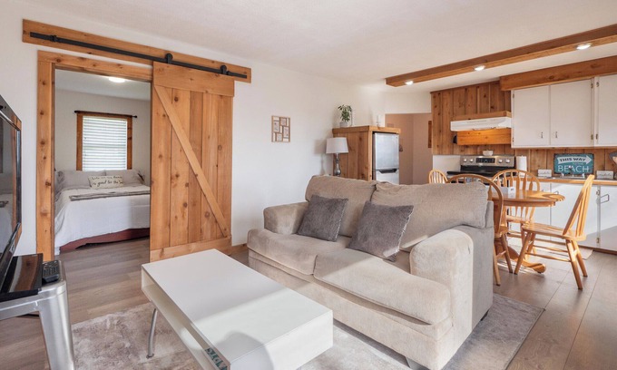 Granthams Landing House | Cozy Furnished Gibsons Cottage - good for single/couples. Lengthier stays negot.