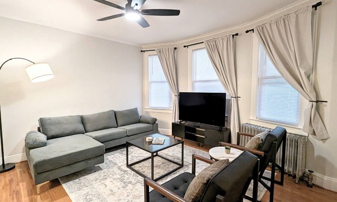 Orange House | Cozy Gem 18Min to EWR, 8min > NYC Train + Parking