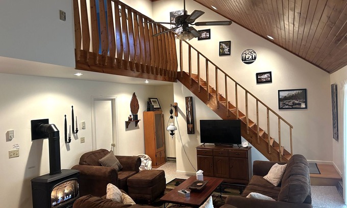 Dushore Cabin | Cozy getaway for your winter adventure: Pet-friendly3BR cabin near trails!