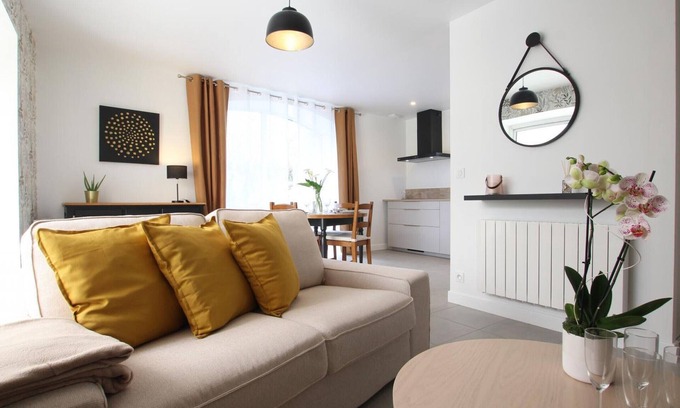 Saint-Lo-d'Ourville Cottage | Cozy Gîte Justine in Portbail with garden and internet