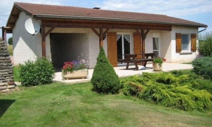 Fontenoy-le-Chateau Cottage | Cozy Ground-Level Cottage with Terrace, Near Thermal Baths and Marina, Sleeps 4