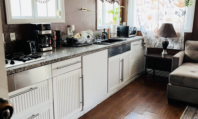 South Gate Apartment | Cozy Guest Home in Central LA! Five minutes away from all major fwys: 710/105/5