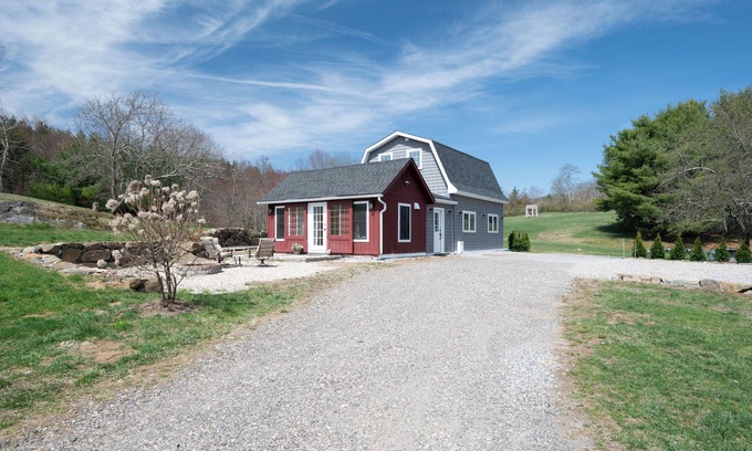 Bantam House | Cozy Guest House on 15 Acres